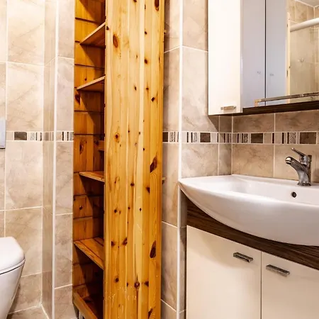Spacious Flat W Balcony 3 Min To Bagdat Ave