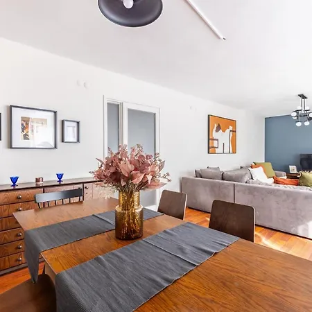 Spacious Flat W Balcony 3 Min To Bagdat Ave