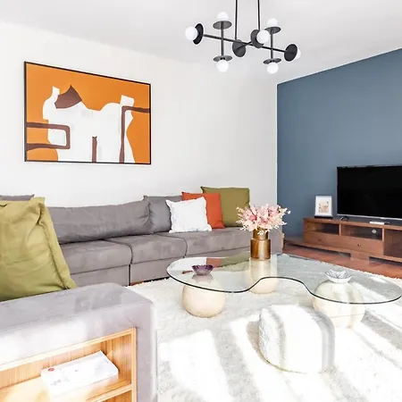 Spacious Flat W Balcony 3 Min To Bagdat Ave اسطنبول