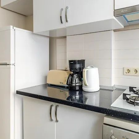 Spacious Flat W Balcony 3 Min To Bagdat Ave شقة *